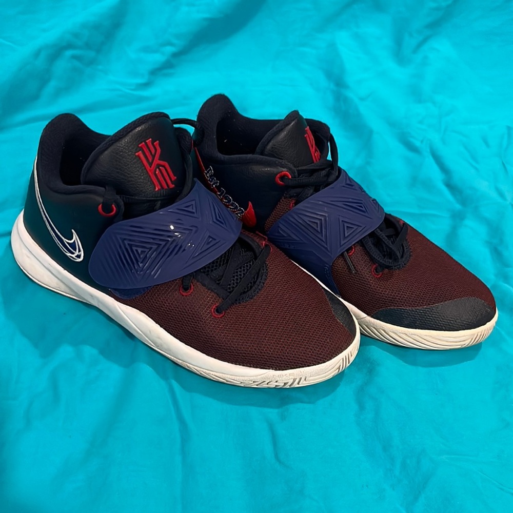Nike Kyries size 5.5 Big Kids, EUC.